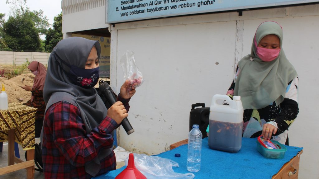 Adopsi Inovasi Oleh Masyarakat Melalui Sosialisasi Pembuatan Eco-Enzyme Dan Bio-Pestisida Adopsi Inovasi Oleh Masyarakat Melalui Sosialisasi Pembuatan Eco-Enzyme Dan Bio-Pestisida