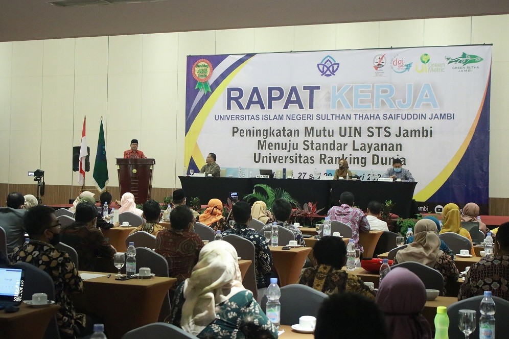 Rektor : Raker Satukan Langkah Capai Target Ranking Dunia Rektor : Raker Satukan Langkah Capai Target Ranking Dunia