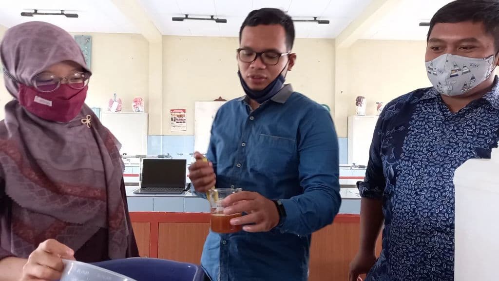 Panen Eco-enzyme Kolaborasi Pusat Kajian dan Green Sutha