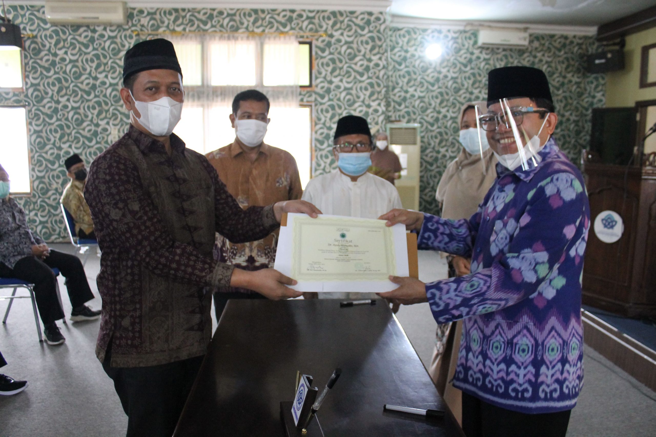 Rektor Serahkan Sertifikat DPS