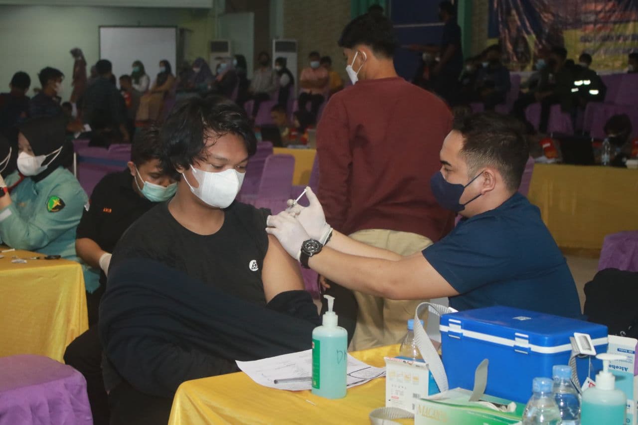 Vaksinasi Covid-19 Sasar Mahasiswa dan Masyarakat Umum Vaksinasi Covid-19 Sasar Mahasiswa dan Masyarakat Umum
