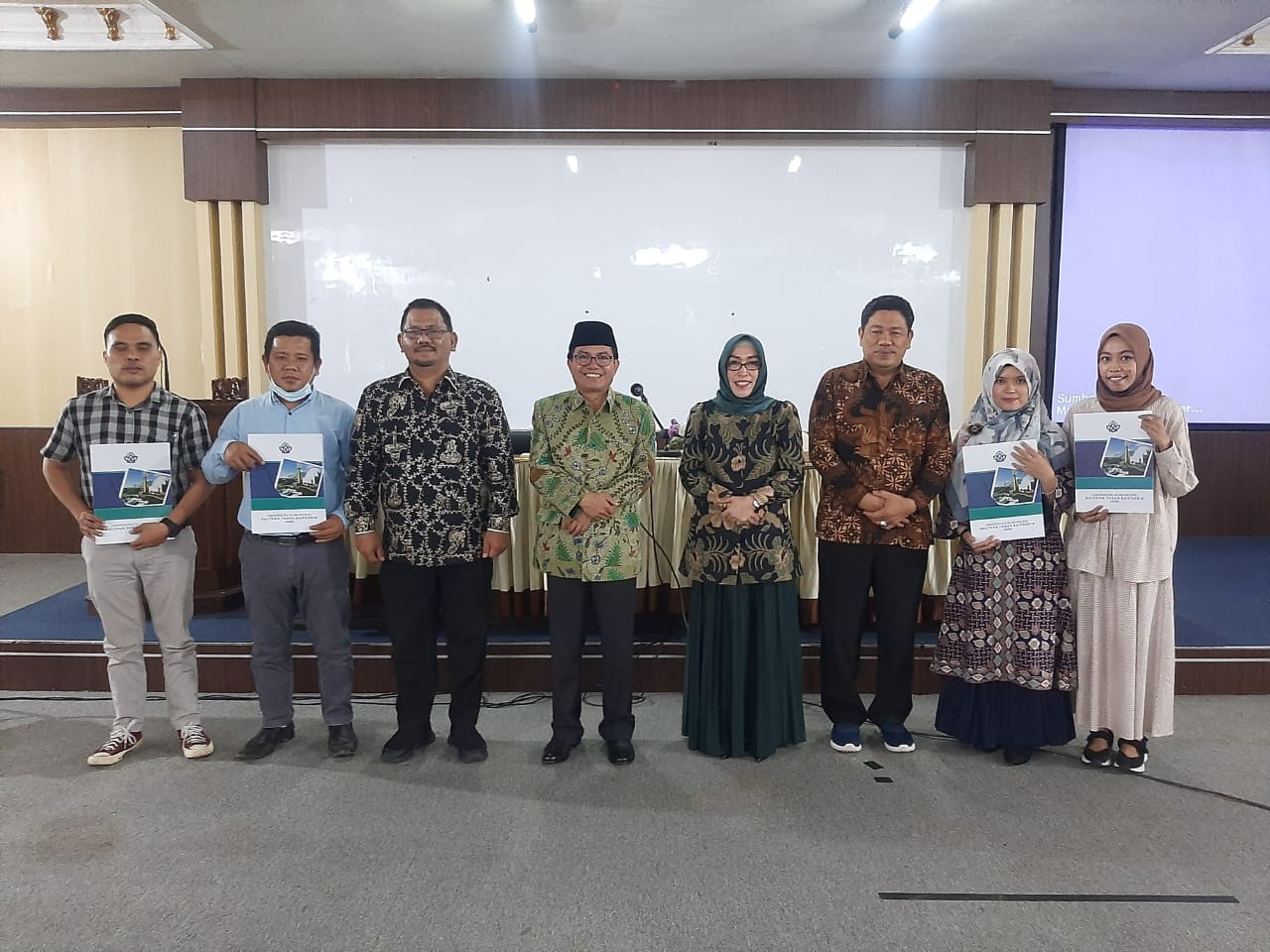 Upaya Mengembangkan Mutu UIN Jambi, Rektor Serahkan SK dan Pengarahan Kepada Dosen DTBPNS & DTBLU