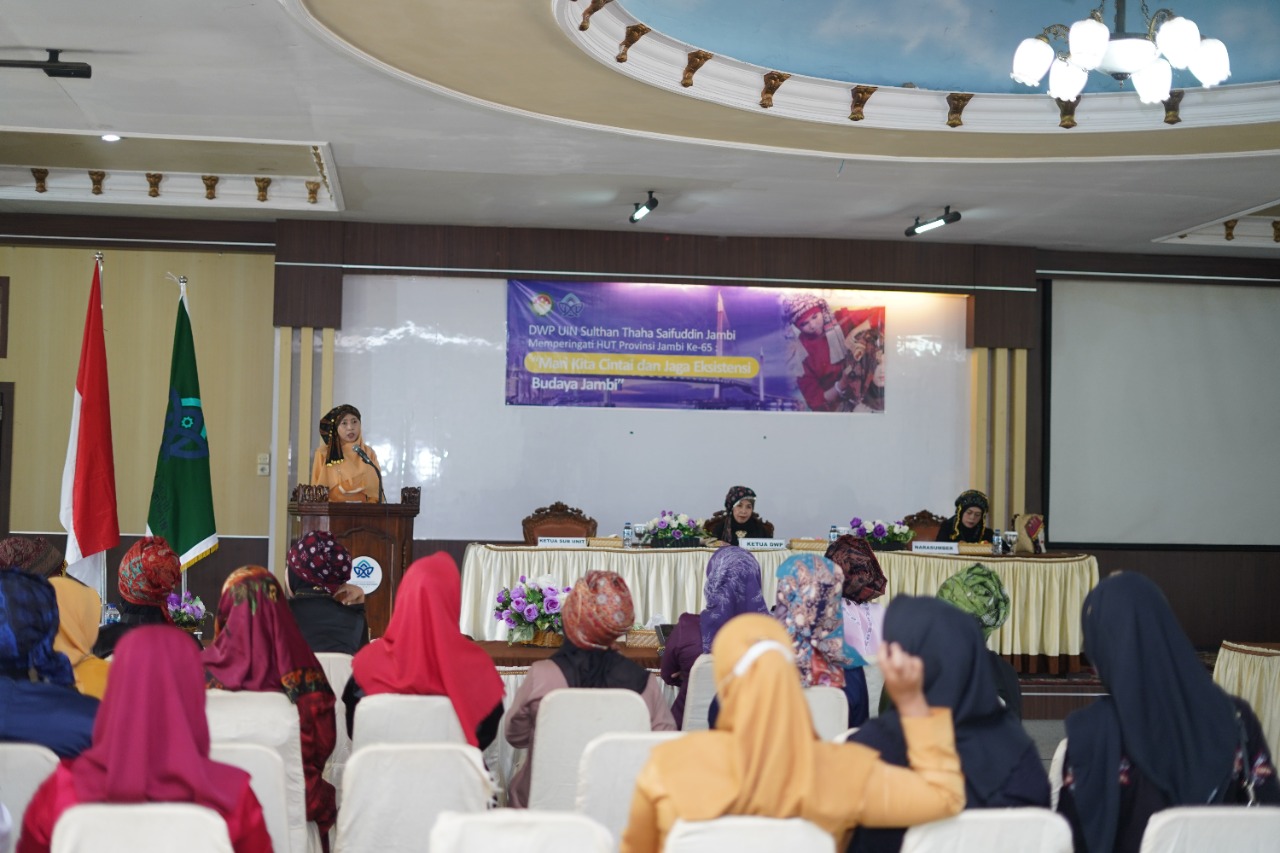 Meriahkan HUT Jambi ke-65 Provinsi Jambi, DWP Lestarikan Budaya Memakai Tengkuluk