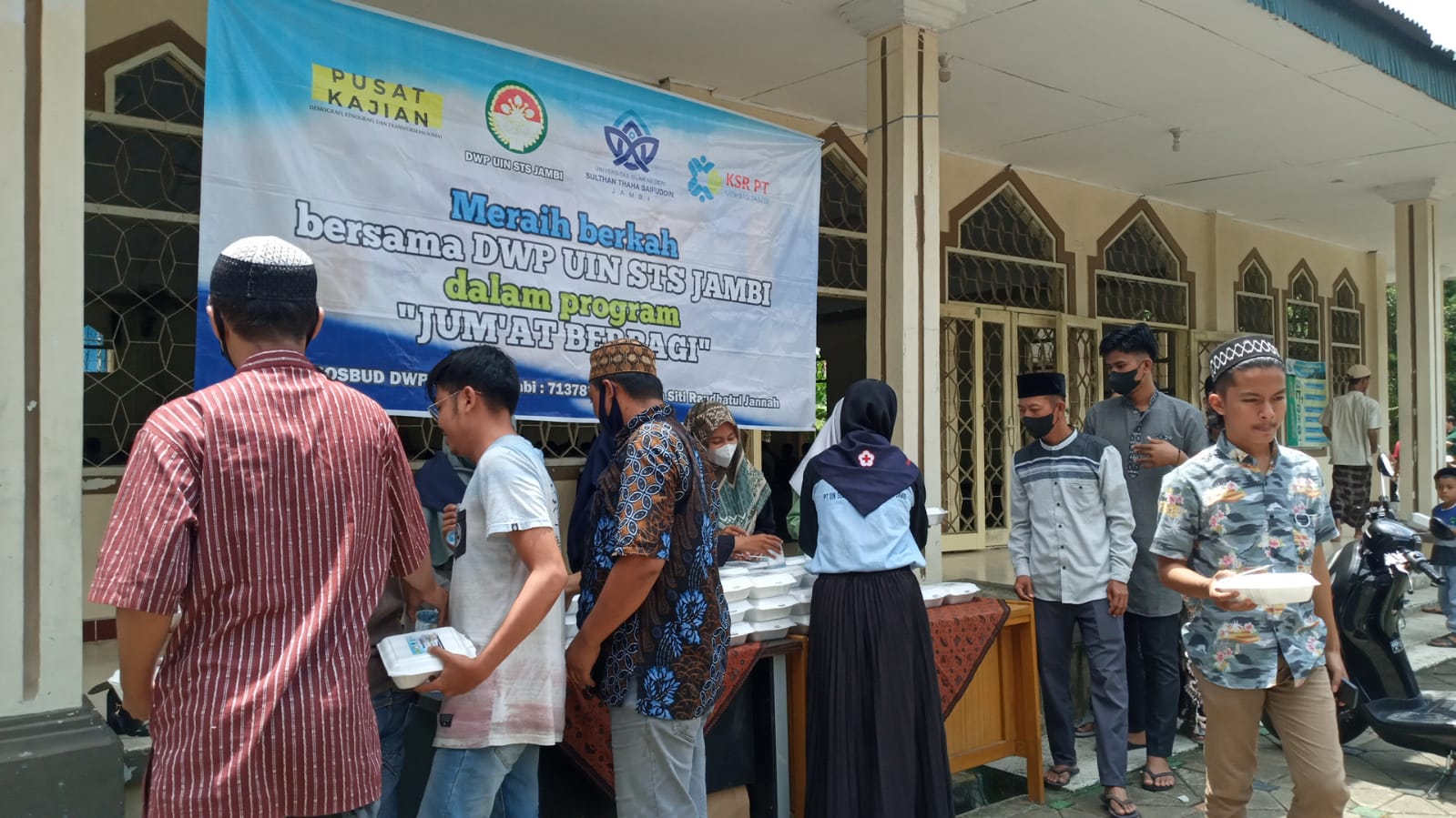 DWP UIN SUTHA Kembali Adakan Kegiatan Jum’at Berbagi DWP UIN SUTHA Kembali Adakan Kegiatan Jum’at Berbagi