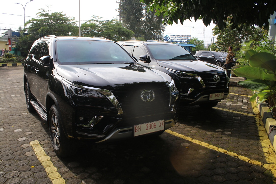 Rektor Serahkan Dua Unit Mobil Dinas Wakil Rektor