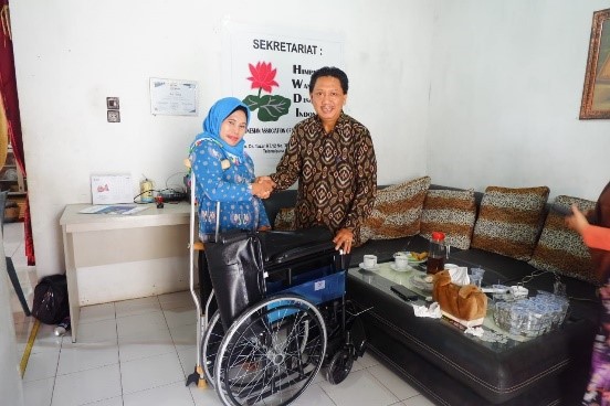 HWDI Jambi Hibahkan Kursi Roda untuk Puska Disabilitas UIN Jambi HWDI Jambi Hibahkan Kursi Roda untuk Puska Disabilitas UIN Jambi