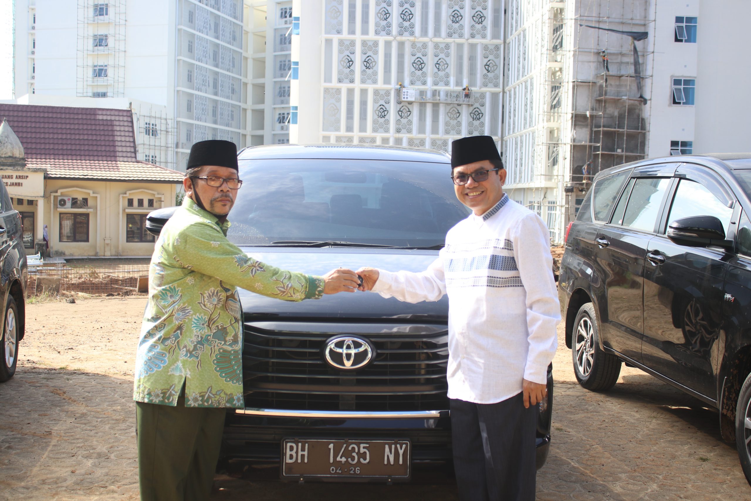 Rektor Serahkan Kendaraan Dinas Rektor Serahkan Kendaraan Dinas