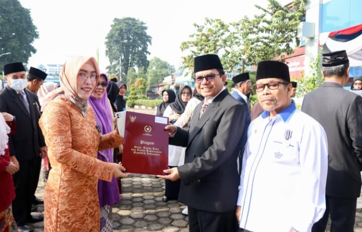 Momentum Peringatan Hut Ri Ke 77,  Dr. Rofiqoh Ferawati, SE., M.EI Wakil Rektor I UIN Jambi Terima Penghargaan Satyalencana Karya Satya