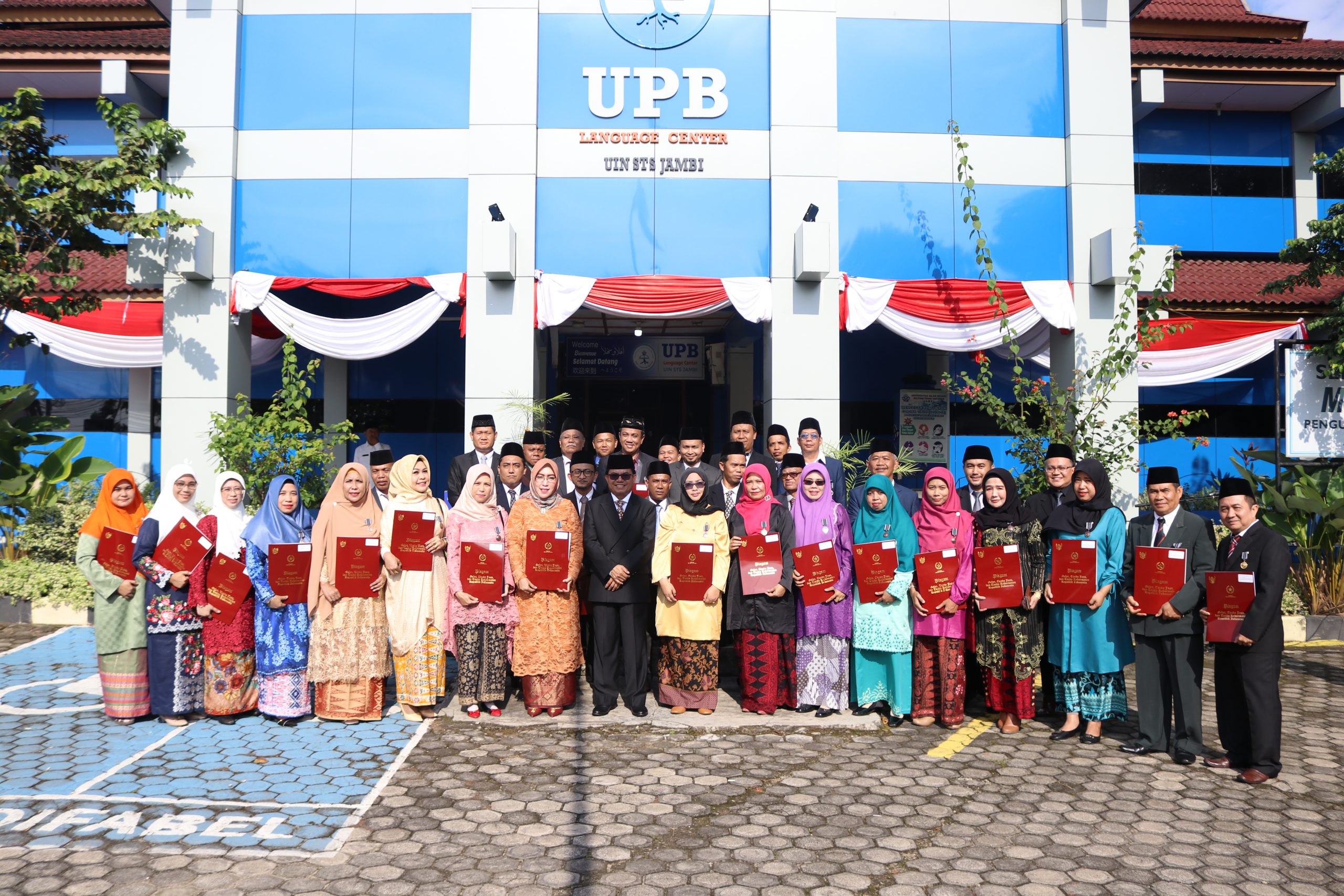 Prof. Dr. H. Su’aidi MA Ph.D., Rektor UIN STS Jambi, Berikan Tanda  Kehormatan Satyalencana  di Upacara Peringatan HUT RI KE 77.