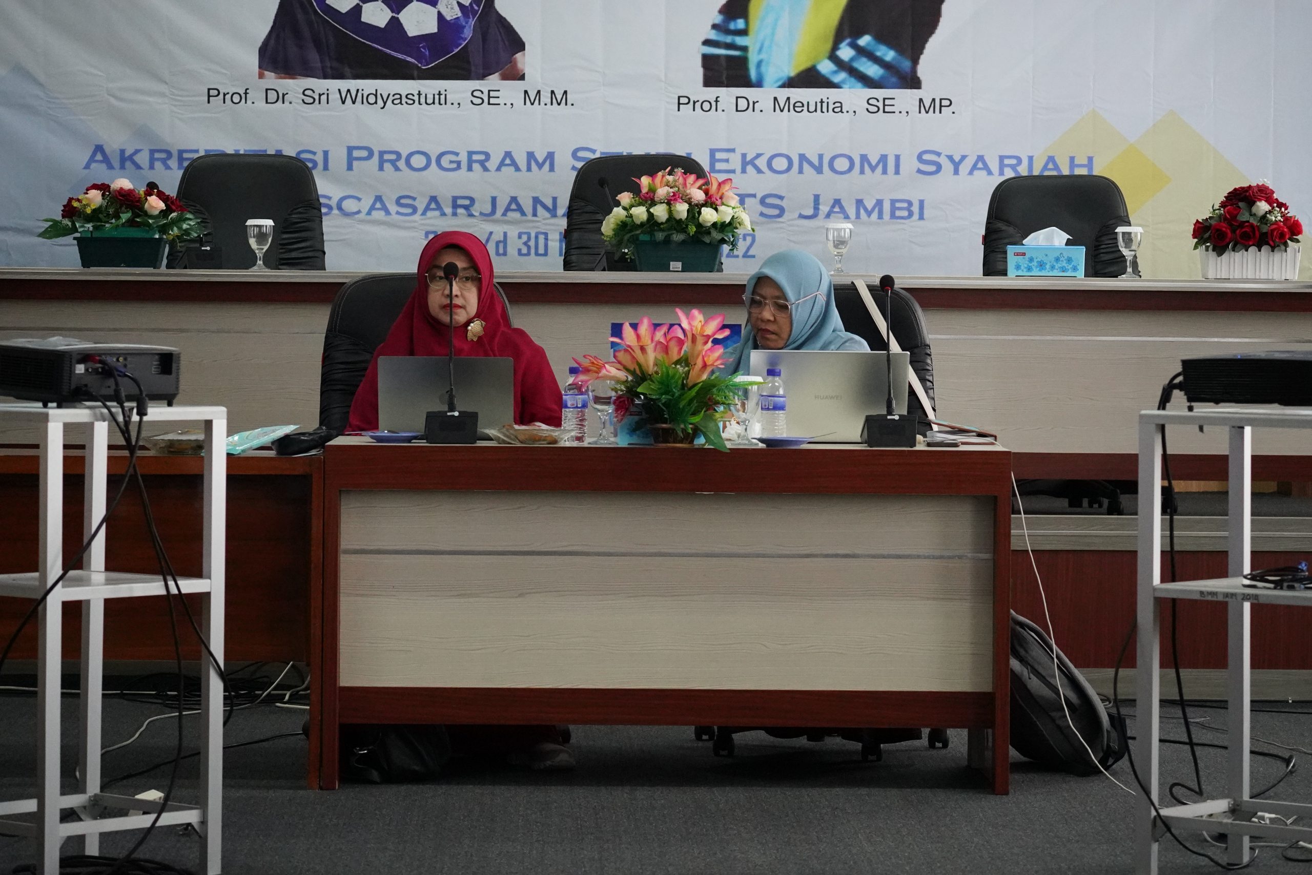 Dua Profesor dari LAMEMBA Asesmen Program Magister Ekonomi Syariah Dua Profesor dari LAMEMBA Asesmen Program Magister Ekonomi Syariah