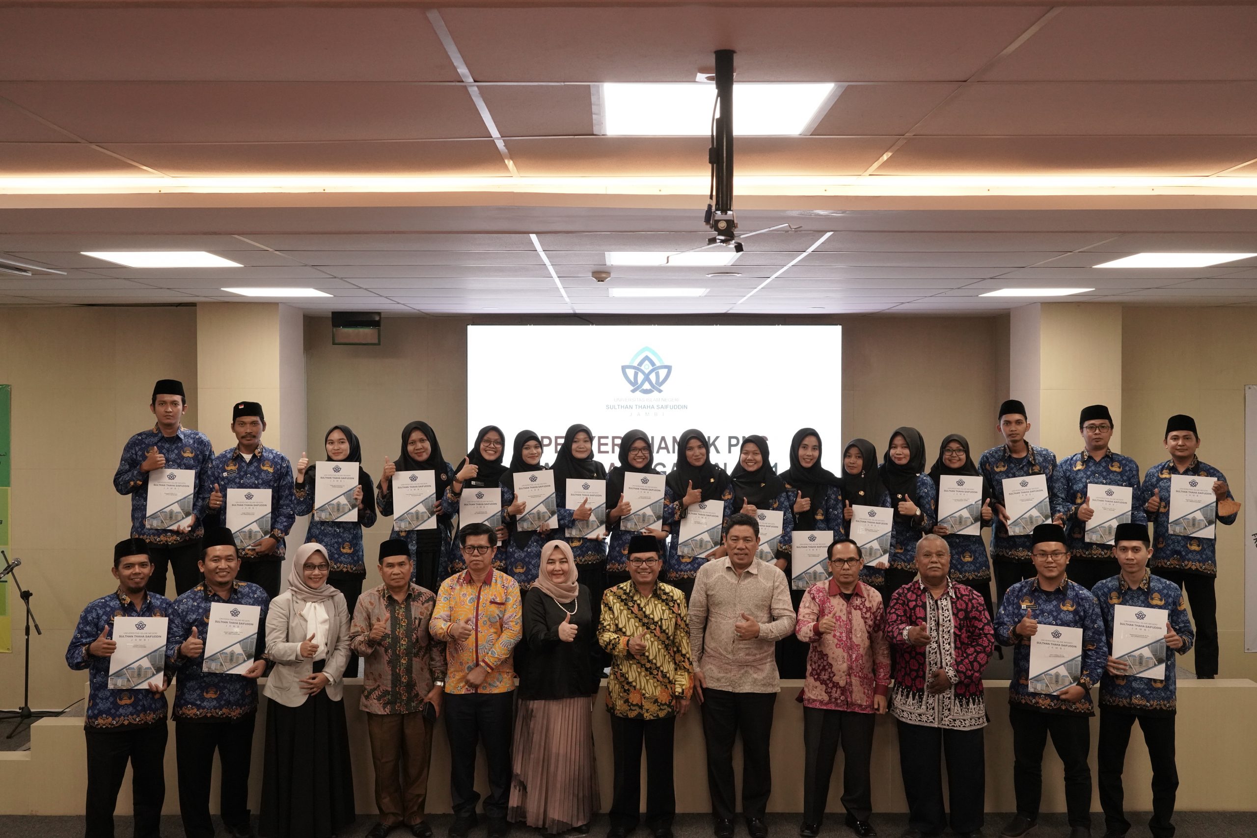 Penyerahan SK 22 PNS UIN SUTHA Angkatan Tahun 2021 Penyerahan SK 22 PNS UIN SUTHA Angkatan Tahun 2021