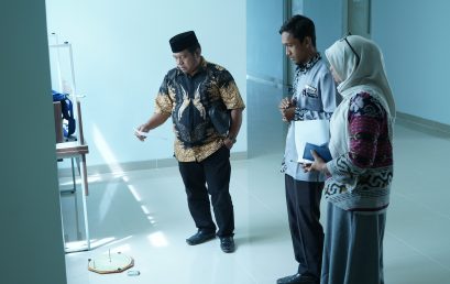 Pengurus Masjid Ash-Shahabah dan Tim Falakiyah UIN SUTHA Jambi Ukur Arah Kiblat Musholla Gedung Kuliah