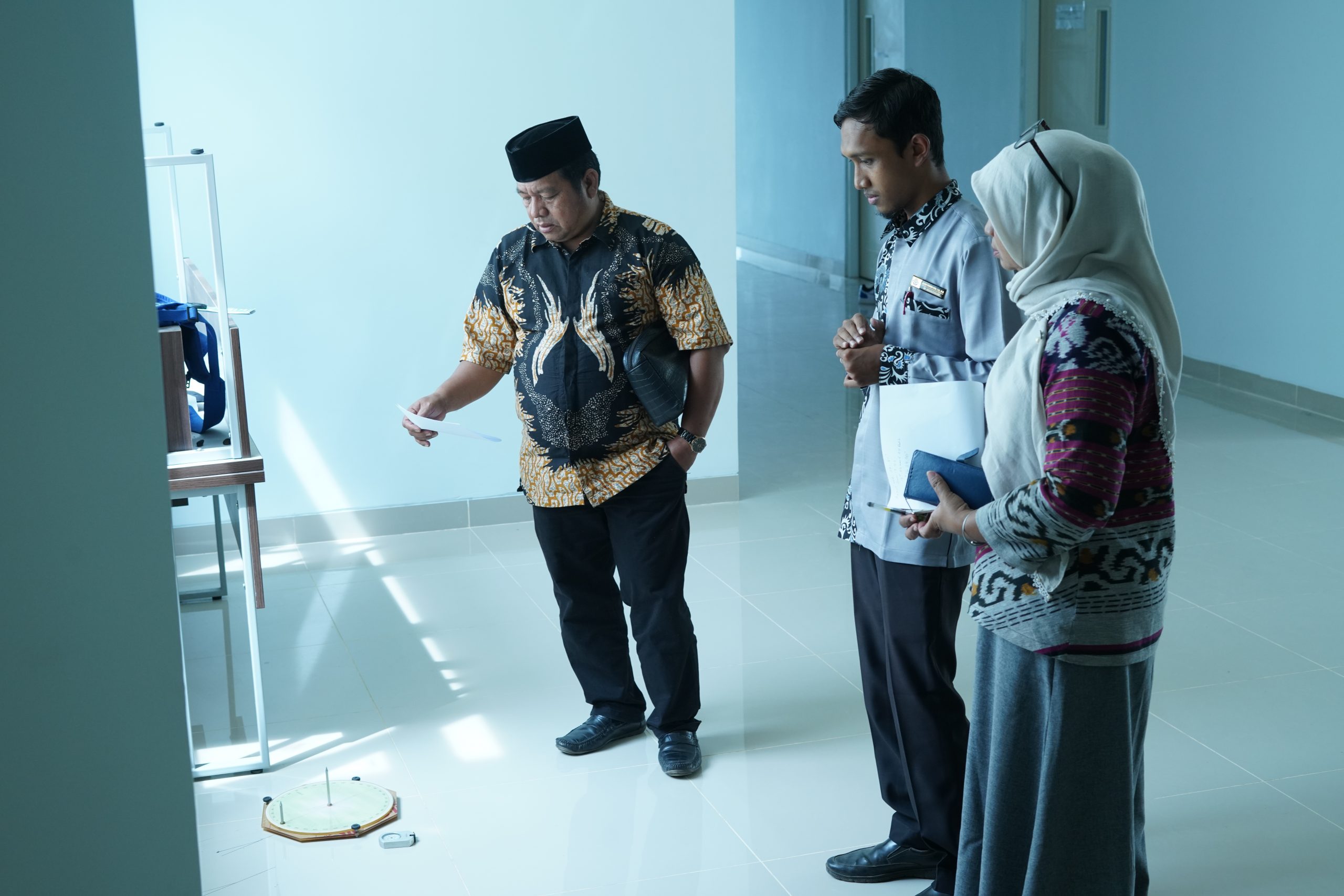 Pengurus Masjid Ash-Shahabah dan Tim Falakiyah UIN SUTHA Jambi Ukur Arah Kiblat Musholla Gedung Kuliah Pengurus Masjid Ash-Shahabah dan Tim Falakiyah UIN SUTHA Jambi Ukur Arah Kiblat Musholla Gedung Kuliah