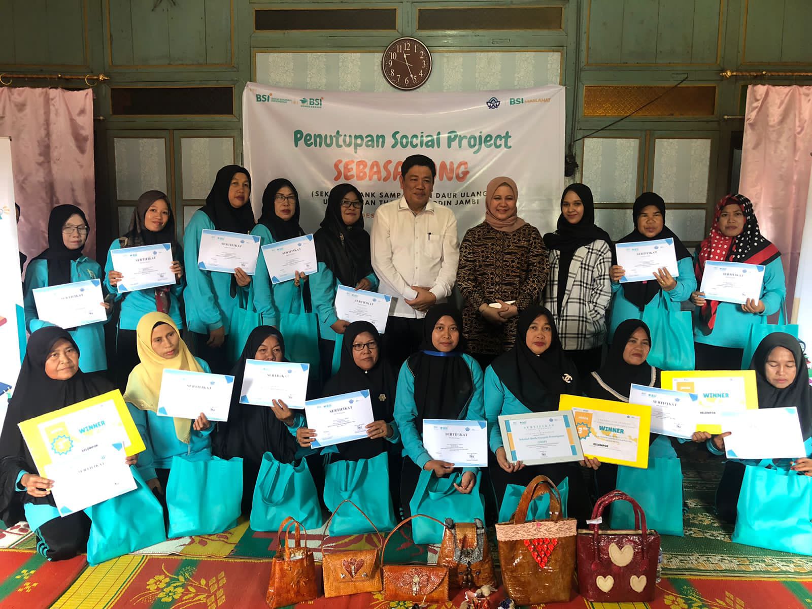 Mahasiswa Penerima BSI Scholarship Jalankan Social Project di Muaro Jambi Mahasiswa Penerima BSI Scholarship Jalankan Social Project di Muaro Jambi