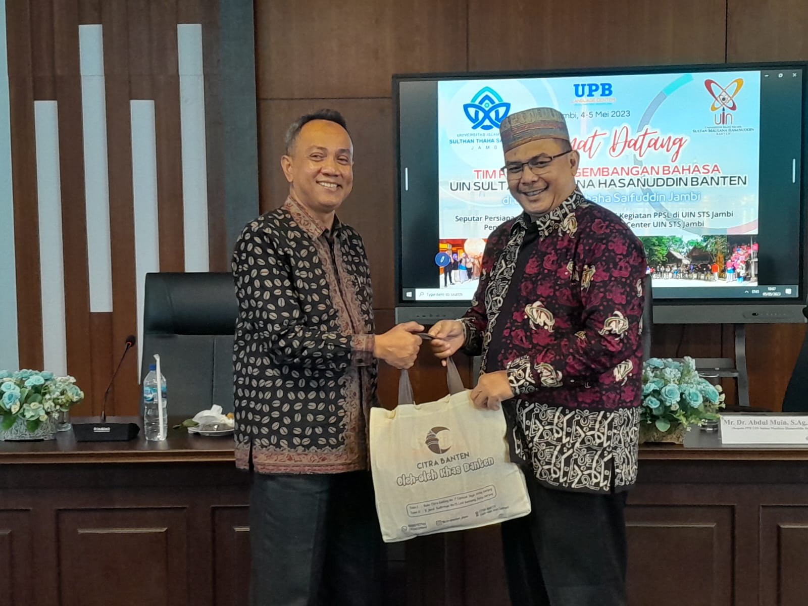 Lakukan Benchmarking Ke UPB LC UIN Sutha Jambi, Tim Pusat Pengembangan Bahasa UIN Sulthan Maulana Hasanuddin Banten Akan Mengadopsi Sistem Manajemen pengelolaan.