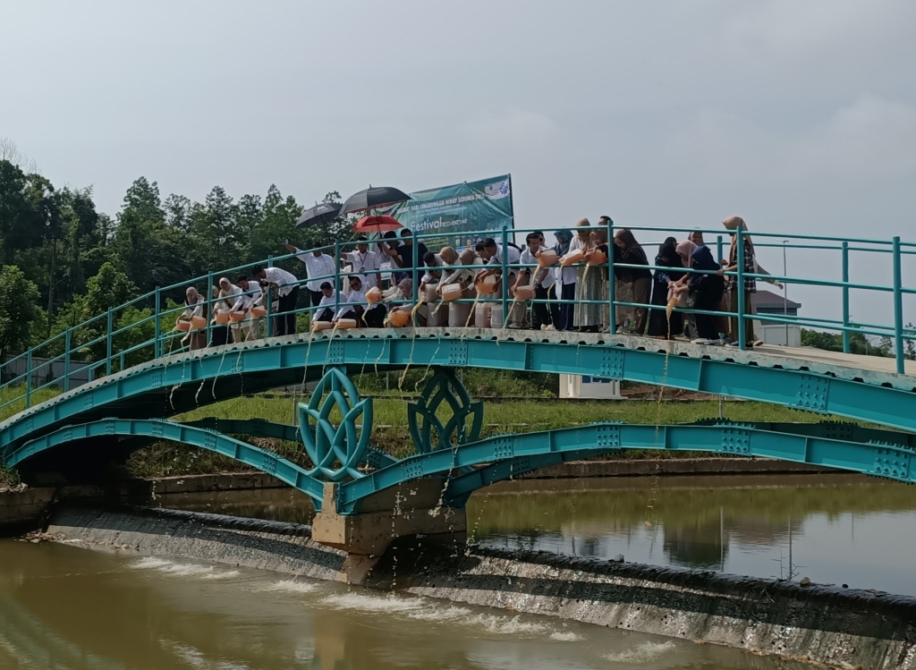 Peringati Hari Lingkungan Hidup, UIN Jambi Tuangkan 700 Liter Eco Enzyme Ke Danau Kampus