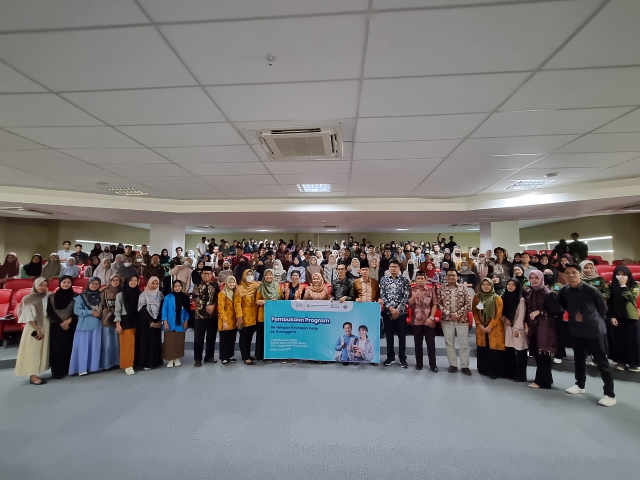 Program Bimbingan Kesiapan Kerja Kerjasama Pusat Karir UIN Jambi dan Ruang Guru Diikuti Ratusan Peserta