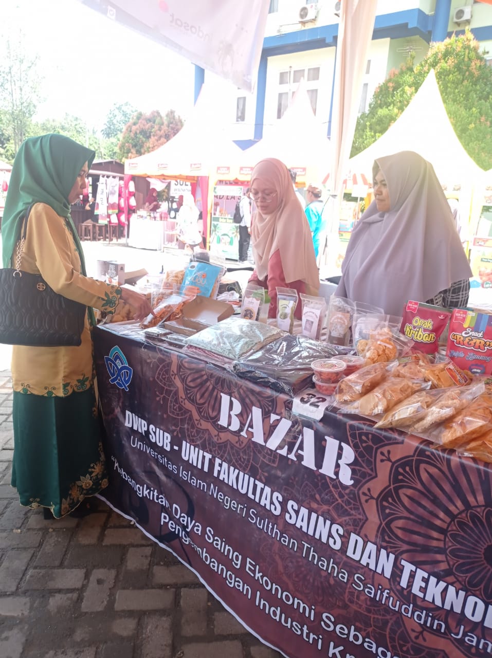 Memasuki Hari ke 4 PKM PTKIN Se-Sumatra dan PTI Se-Asia Tenggara Bazar DWP UIN Sutha Tambah Padat dan Rame Pengunjung. Memasuki Hari ke 4 PKM PTKIN Se-Sumatra dan PTI Se-Asia Tenggara Bazar DWP UIN Sutha Tambah Padat dan Rame Pengunjung.