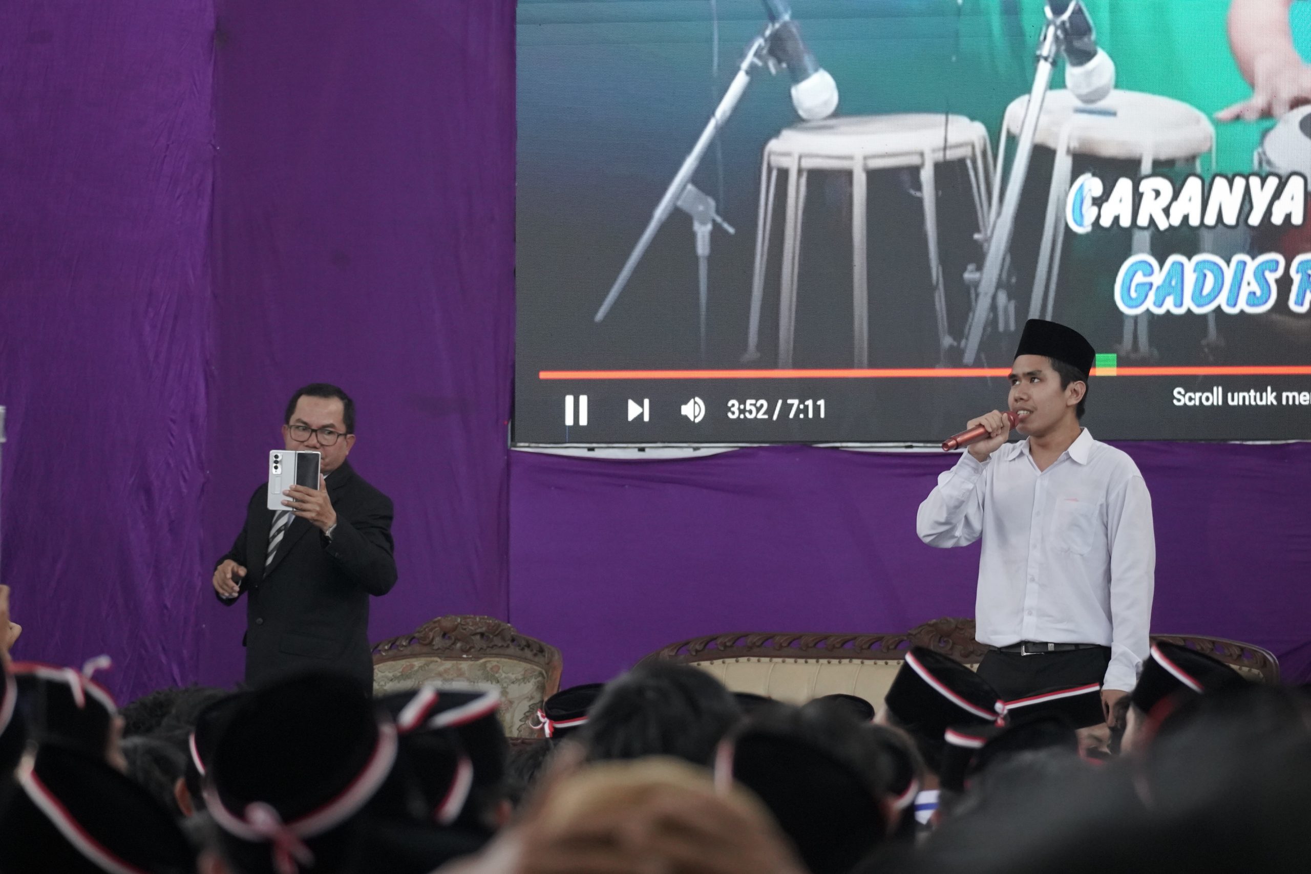Memukau, Penampilan Mahasiswa Baru Tunanetra Tuai Perhatian di Momen PBAK UIN STS Jambi Memukau, Penampilan Mahasiswa Baru Tunanetra Tuai Perhatian di Momen PBAK UIN STS Jambi