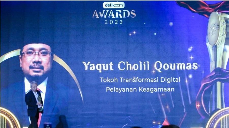 Menag Yaqut Terima Penghargaan Tokoh Transformasi Digital Pelayanan Keagamaan Menag Yaqut Terima Penghargaan Tokoh Transformasi Digital Pelayanan Keagamaan