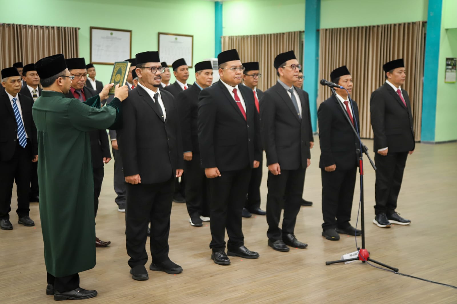 Menag RI Lantik Prof. As’ad Isma Sebagai Rektor UIN Jambi Menag RI Lantik Prof. As’ad Isma Sebagai Rektor UIN Jambi