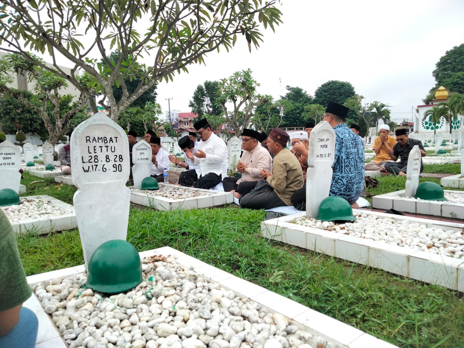 Rektor Ziarah ke Makam Tokoh Jambi dan Pendiri IAIN/UIN STS Jambi Rektor Ziarah ke Makam Tokoh Jambi dan Pendiri IAIN/UIN STS Jambi