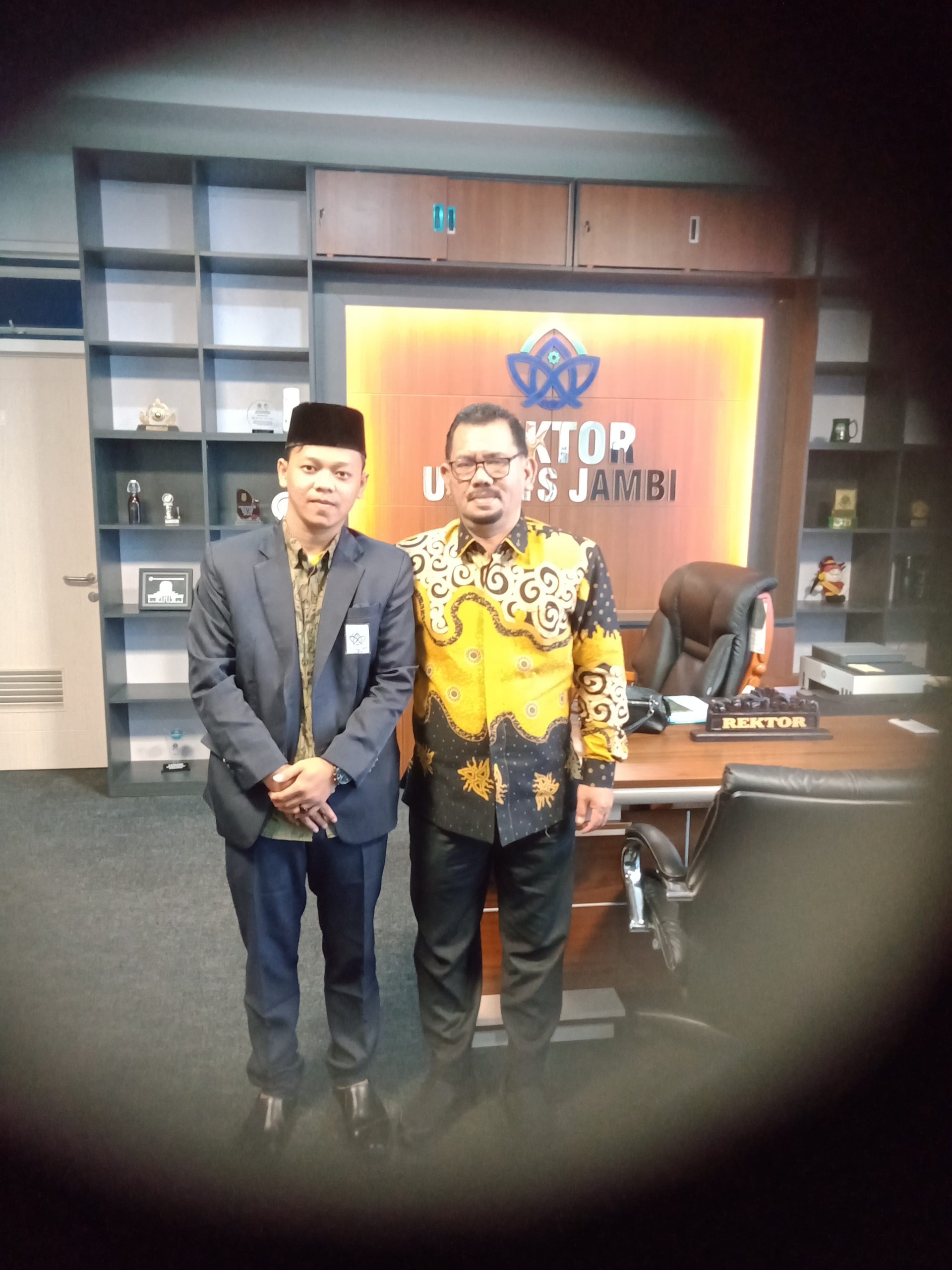 Rektor UIN STS Jambi Melepas Keberangkatan Mahasiswa ke Dundee University, United Kingdom Rektor UIN STS Jambi Melepas Keberangkatan Mahasiswa ke Dundee University, United Kingdom