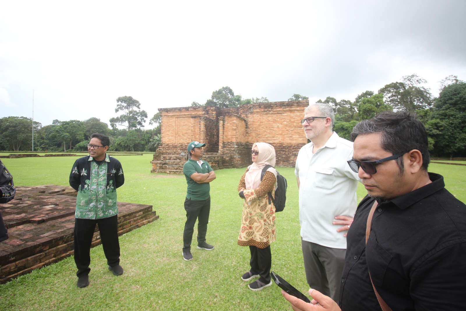 Matangkan Kunjungan Mahasiswa MSU ke Jambi, Prof. Salah Hasan dan Zoe McLaughlin Kunjungi Candi Muaro Jambi Matangkan Kunjungan Mahasiswa MSU ke Jambi, Prof. Salah Hasan dan Zoe McLaughlin Kunjungi Candi Muaro Jambi