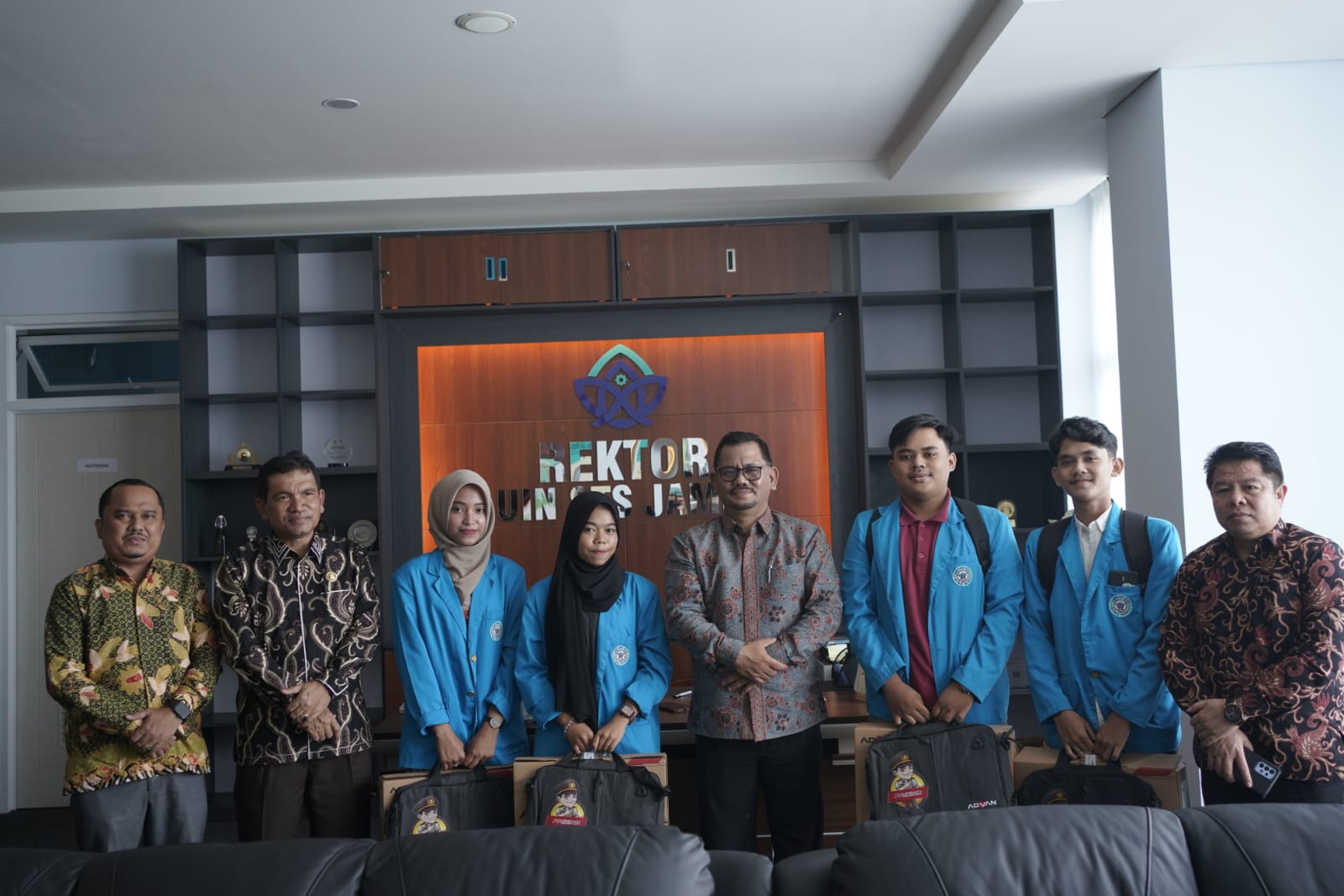 Lima Orang Mahasiswa UIN STS Jambi Menerima Bantuan Laptop dari Polda Jambi Lima Orang Mahasiswa UIN STS Jambi Menerima Bantuan Laptop dari Polda Jambi