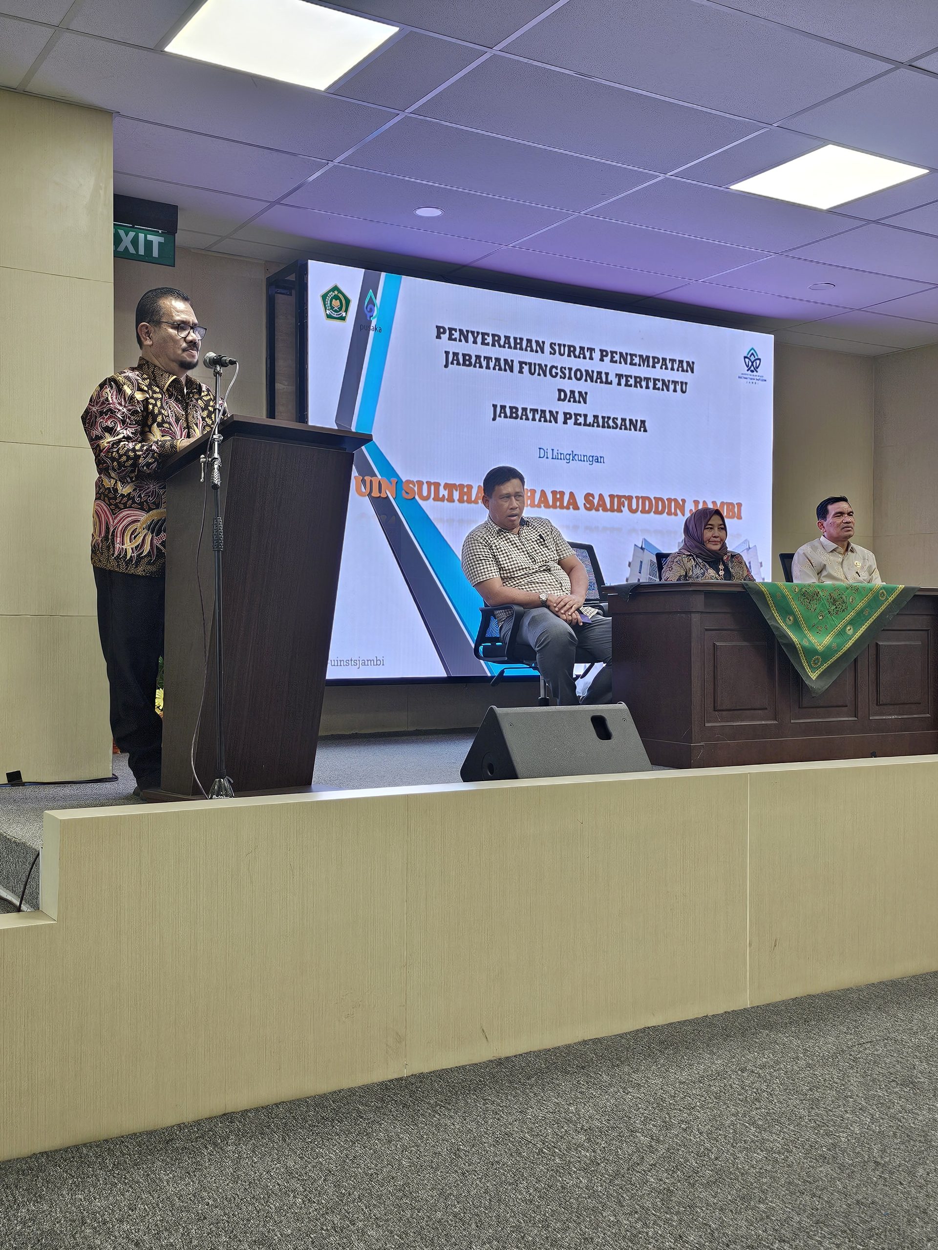 Rektor UIN STS Jambi Serahkan Surat Penempatan Jabatan Fungsional