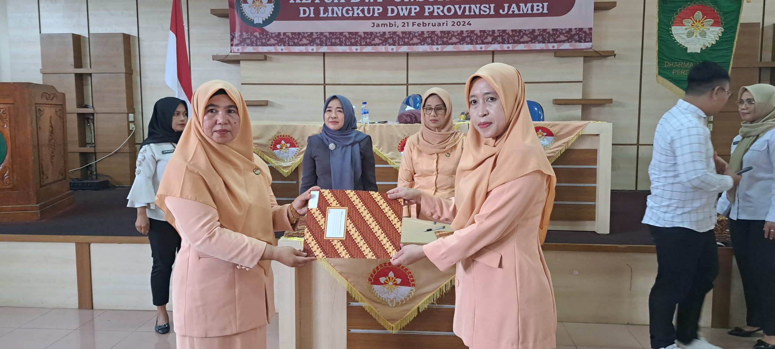 Hesnidar Haris Saksikan Sertijab DWP UIN STS Jambi Hesnidar Haris Saksikan Sertijab DWP UIN STS Jambi